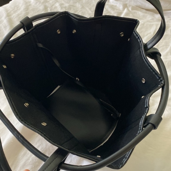 Vasic two in one bucket bag- white and black - Picture 8 of 10